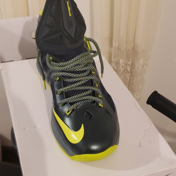 Nike LeBron 10 - Picture 2 of 8